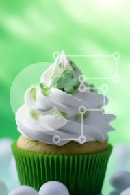 Intra Συλλεκτικό Ξύλινο Παζλ Plywood 4mm - Cupcake του Αγίου Πατρικίου με πράσινο γλάσο και Marshmallows Σε Ξύλινο Κουτί - Διαστάσεις: 10x10 cm – 25 κομμάτια