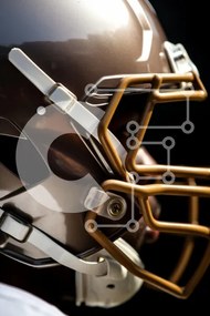 Intra Συλλεκτικό Ξύλινο Παζλ Plywood  4mm - Κοντινό πλάνο του κράνους ποδοσφαίρου Σε Ξύλινο Κουτί - Διαστάσεις Puzzle: 10x10 cm – 25 κομμάτια