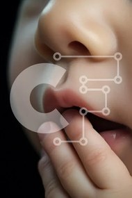 Intra Συλλεκτικό Ξύλινο Παζλ Plywood 4mm - Κοντινή εικόνα του μωρού με το δάχτυλο στο στόμα Σε Ξύλινο Κουτί - Διαστάσεις Puzzle: 10x10 cm – 25 κομμάτια