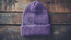 Intra Συλλεκτικό Ξύλινο Παζλ Plywood  4mm - Μωβ Πλεκτό Beanie σε Ξύλινη Επιφάνεια Σε Ξύλινο Κουτί - Διαστάσεις Puzzle: 10x10 cm – 25 κομμάτια