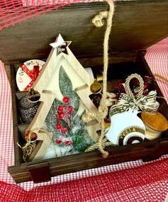 Καλάθι με κρασί και διάφορα προϊόντα