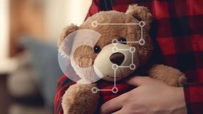 Intra Συλλεκτικό Ξύλινο Παζλ Plywood 4mm - Ευτυχισμένο άτομο που κρατά ένα καφέ αρκουδάκι Σε Ξύλινο Κουτί - Διαστάσεις Puzzle: 10x10 cm – 25 κομμάτια