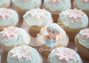 Intra Συλλεκτικό Ξύλινο Παζλ Plywood  4mm - Cupcakes με ειδώλιο μωρού και διακοσμήσεις με λουλούδια Σε Ξύλινο Κουτί - Διαστάσεις: 10x10 cm – 25 κομμάτια