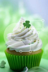 Intra Συλλεκτικό Ξύλινο Παζλ Plywood  4mm - Cupcake του Αγίου Πατρικίου με τριφύλλια και πράσινα φύλλα Σε Ξύλινο Κουτί - Διαστάσεις: 10x10 cm – 25 κομμάτια