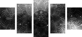 Εικόνα 5 τμημάτων Mandala με γαλαξιακό φόντο σε ασπρόμαυρο