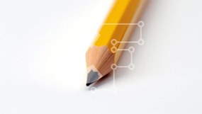 Intra Συλλεκτικό Ξύλινο Παζλ Plywood 4mm - Κοντινό πλάνο ενός κίτρινου μολυβιού σε λευκό φόντο Σε Ξύλινο Κουτί - Διαστάσεις: 10x10 cm – 25 κομμάτια