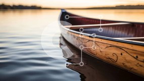Intra Συλλεκτικό Ξύλινο Παζλ Plywood 4mm - Ξύλινο κανό που επιπλέει σε ήρεμα νερά στο ηλιοβασίλεμα Σε Ξύλινο Κουτί - Διαστάσεις: 10x10 cm – 25 κομμάτια