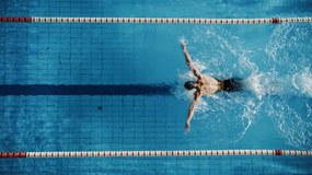 Φωτογραφία Aerial Top View Male Swimmer Swimming, gorodenkoff