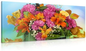 Σύνθεση εικόνας από λουλούδια του φθινοπώρου σε κουτί
