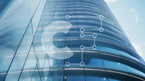 Intra Συλλεκτικό Ξύλινο Παζλ Plywood 4mm - Μοντέρνο γυάλινο κτήριο με μπλε ουρανούς και σύννεφα Σε Ξύλινο Κουτί - Διαστάσεις Puzzle: 10x10 cm – 25 κομμάτια