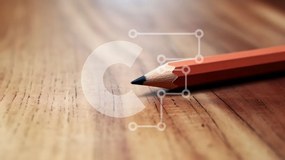 Intra Συλλεκτικό Ξύλινο Παζλ Plywood  4mm - Πορτοκαλί μολύβι σε ξύλινο τραπέζι Σε Ξύλινο Κουτί - Διαστάσεις: 10x10 cm – 25 κομμάτια