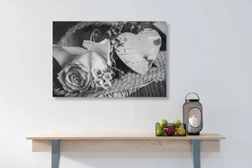 Εικόνα ενός τριαντάφυλλου και μιας καρδιάς σε γιούτα σε μαύρο & άσπρο