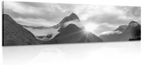 Φωτογραφίστε τη συναρπαστική ανατολή του ηλίου στα βουνά σε ασπρόμαυρο