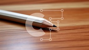 Intra Συλλεκτικό Ξύλινο Παζλ Plywood  4mm - Μολύβι σε ξύλινο τραπέζι Σε Ξύλινο Κουτί - Διαστάσεις: 10x10 cm – 25 κομμάτια