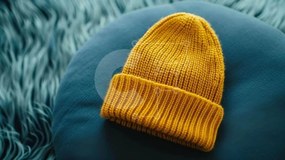 Intra Συλλεκτικό Ξύλινο Παζλ Plywood 4mm - Κίτρινο πλεκτό φασόλι σε μπλε μαξιλάρι Σε Ξύλινο Κουτί - Διαστάσεις Puzzle: 10x10 cm – 25 κομμάτια