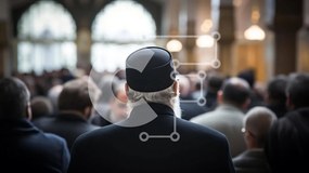 Intra Συλλεκτικό Ξύλινο Παζλ Plywood 4mm - Άνδρας με τα μαύρα σε μια θρησκευτική συγκέντρωση Σε Ξύλινο Κουτί - Διαστάσεις Puzzle: 10x10 cm – 25 κομμάτια