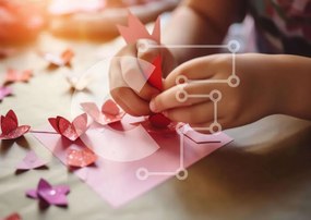 Intra Συλλεκτικό Ξύλινο Παζλ Plywood  4mm - Παιδί που φτιάχνει χάρτινες πεταλούδες Σε Ξύλινο Κουτί - Διαστάσεις Puzzle: 10x10 cm – 25 κομμάτια