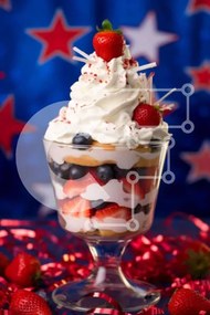 Intra Συλλεκτικό Ξύλινο Παζλ Plywood  4mm - Επιδόρπιο Patriotic Trifle Bowl με σαντιγί και μούρα Σε Ξύλινο Κουτί - Διαστάσεις: 10x10 cm – 25 κομμάτια