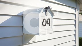 Intra Συλλεκτικό Ξύλινο Παζλ Plywood 4mm - Λευκό γραμματοκιβώτιο με τον αριθμό 04 στο σπίτι Σε Ξύλινο Κουτί - Διαστάσεις: 10x10 cm – 25 κομμάτια