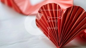 Intra Συλλεκτικό Ξύλινο Παζλ Plywood  4mm - Κόκκινες καρδιές Origami σε λευκή επιφάνεια Σε Ξύλινο Κουτί - Διαστάσεις Puzzle: 10x10 cm – 25 κομμάτια