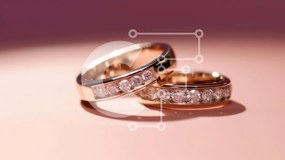 Σετ των 2 Intra Συλλεκτικό Ξύλινο Παζλ Plywood  4mm - Κομψή εικόνα δύο χρυσών βέρες σε ροζ φόντο Σε Ξύλινο Κουτί - Διαστάσεις: 10x10 cm – 25 κομμάτια