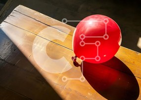 Intra Συλλεκτικό Ξύλινο Παζλ Plywood  4mm - Κόκκινο μπαλόνι στο παλιό ξύλινο τραπέζι Σε Ξύλινο Κουτί - Διαστάσεις: 10x10 cm – 25 κομμάτια