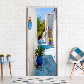 Φωτοταπετσαρία στην πόρτα με μοτίβο σοκάκι με μπλε πεζοδρόμιο