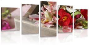 Σύνθεση εικόνας 5 μερών με ανοιξιάτικα λουλούδια σε ξύλινο συρτάρι
