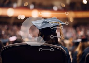 Intra Συλλεκτικό Ξύλινο Παζλ Plywood 4mm - Γυναίκα με καπάκι αποφοίτησης στο αμφιθέατρο Σε Ξύλινο Κουτί - Διαστάσεις Puzzle: 10x10 cm – 25 κομμάτια