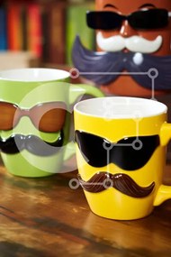 Intra Συλλεκτικό Ξύλινο Παζλ Plywood  4mm - Πολύχρωμες κούπες καφέ με μουστάκια και γυαλιά ηλίου Σε Ξύλινο Κουτί - Διαστάσεις: 10x10 cm – 25 κομμάτια