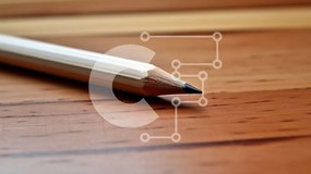 Intra Συλλεκτικό Ξύλινο Παζλ Plywood  4mm - Μονό μολύβι σε ημιτελές ξύλινο τραπέζι Σε Ξύλινο Κουτί - Διαστάσεις: 10x10 cm – 25 κομμάτια