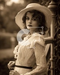 Intra Συλλεκτικό Ξύλινο Παζλ Plywood 4mm - Κομψή γυναίκα με λευκό φόρεμα και μεγάλο καπέλο Σε Ξύλινο Κουτί - Διαστάσεις Puzzle: 10x10 cm – 25 κομμάτια