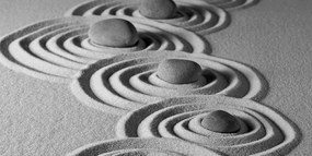 Εικόνα πέτρες Zen στην άμμο σε μαύρο & άσπρο - 100x50