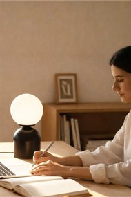 Επιτραπέζιο φωτιστικό με γυάλινο καπέλο και μεταλλική βάση