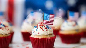 Intra Συλλεκτικό Ξύλινο Παζλ Plywood  4mm - Cupcakes 4ης Ιουλίου με Πατριωτικά Διακοσμητικά Σε Ξύλινο Κουτί - Διαστάσεις: 10x10 cm – 25 κομμάτια