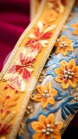 Intra Συλλεκτικό Ξύλινο Παζλ Plywood  4mm - Πολύχρωμη ζώνη με φλοράλ κεντήματα και χάντρες Σε Ξύλινο Κουτί - Διαστάσεις Puzzle: 10x10 cm – 25 κομμάτια