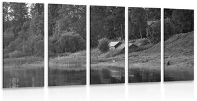 Εικόνα 5 μερών παραμυθένιων σπιτιών δίπλα στο ποτάμι σε ασπρόμαυρο