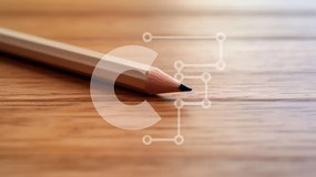 Intra Συλλεκτικό Ξύλινο Παζλ Plywood  4mm - Μονό μολύβι σε ημιτελές ξύλινο τραπέζι Σε Ξύλινο Κουτί - Διαστάσεις: 10x10 cm – 25 κομμάτια